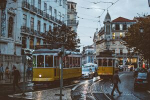 Esta imagem captura uma cena viva da rua em Lisboa, com os famosos bondinhos amarelos transbordando de charme e história. As edifícios antigos com as suas fachadas elegantes e as grelhas dos varandas dão um ar distintivo à cidade. Com pessoas caminhando e o chão pavimentado, cria - se uma atmosfera autêntica. No cenário em constante evolução das redes sociais, as Tendências do Marketing de Mídias Sociais em Portugal para 2025 vão se alinhar com a autenticidade e o charme desta cidade, procurando conectar - se de forma mais profunda com o público local e global.