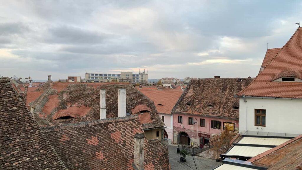 Guia pratico para marcas em Portugal encontrarem criadores ligados a Disney+ na Dinamarca para promover colecoes de roupa, com tacticas, analise de tendencias e contactos uteis.