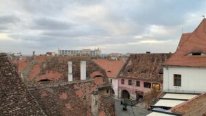 Guia pratico para marcas em Portugal encontrarem criadores ligados a Disney+ na Dinamarca para promover colecoes de roupa, com tacticas, analise de tendencias e contactos uteis.