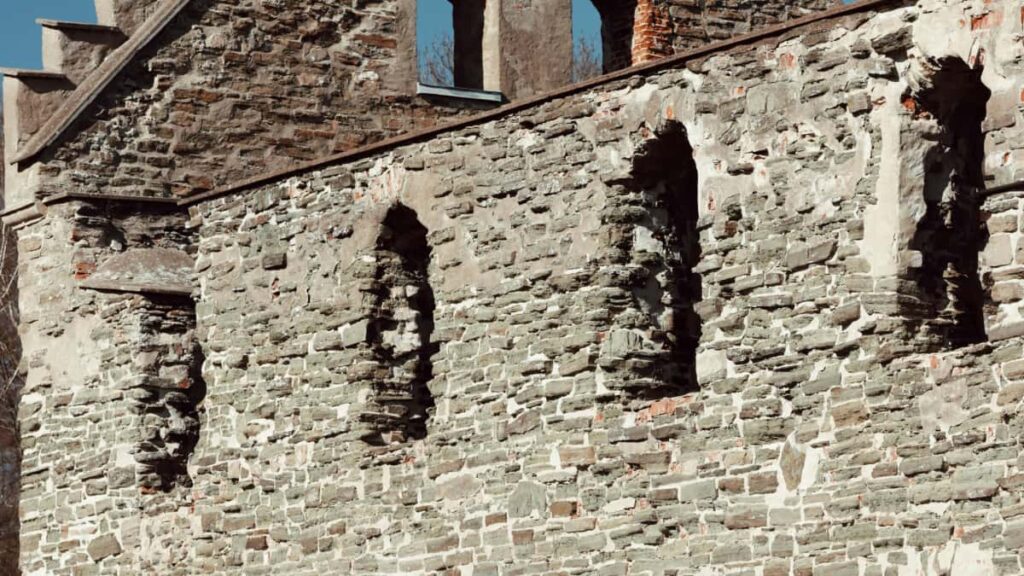 Guia pratico para criadores em Portugal que querem trabalhar com marcas israelitas no VKontakte e promover tesouros locais.