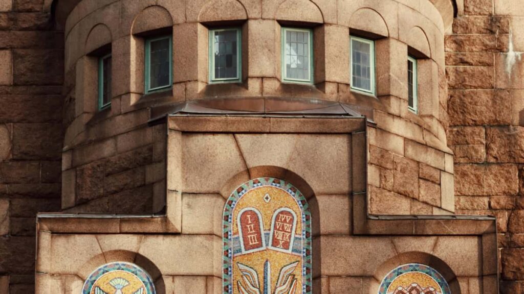 Guia pratico para criadores em Portugal: como identificar, contactar e negociar com marcas venezuelanas no KakaoTalk para promover produtos essenciais.