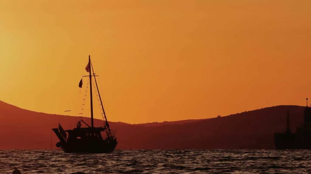 Guia pratico para marcas portuguesas encontrarem creators do Chipre no Twitter e lancar drops limitados, com tacticas, riscos fiscais e parcerias estrategicas.