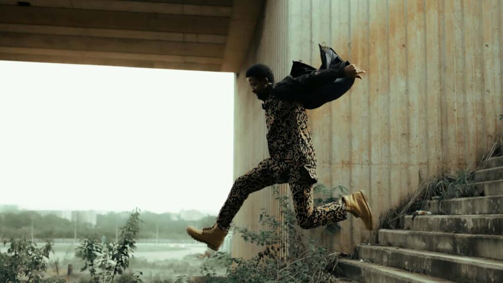 Guia pratico para criadores em Portugal contactarem marcas de Oma via OnlyFans e produzir vlogs de viagem com propostas comerciais seguras e culturalmente sensiveis.