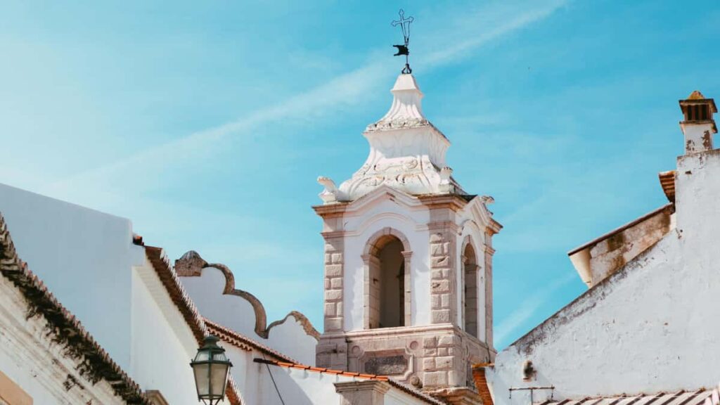 Guia pratico para criadores em Portugal que querem alcancar marcas paraguaias via Disney Plus e rever material fitness contactos, tatica de pitch e riscos legais.